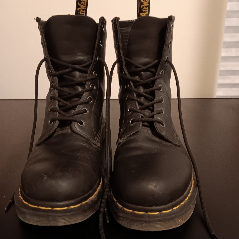 Dr. Martens unisex combat boot black